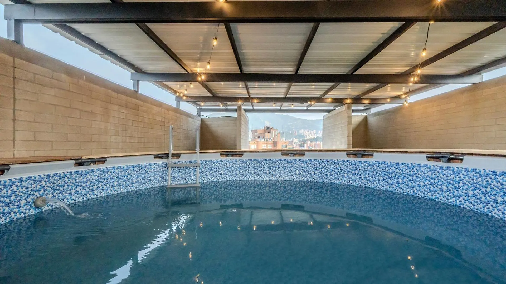 Apartamento En Laureles Con Piscina, Parqueadero 302 Medellín 0*,  Colombia