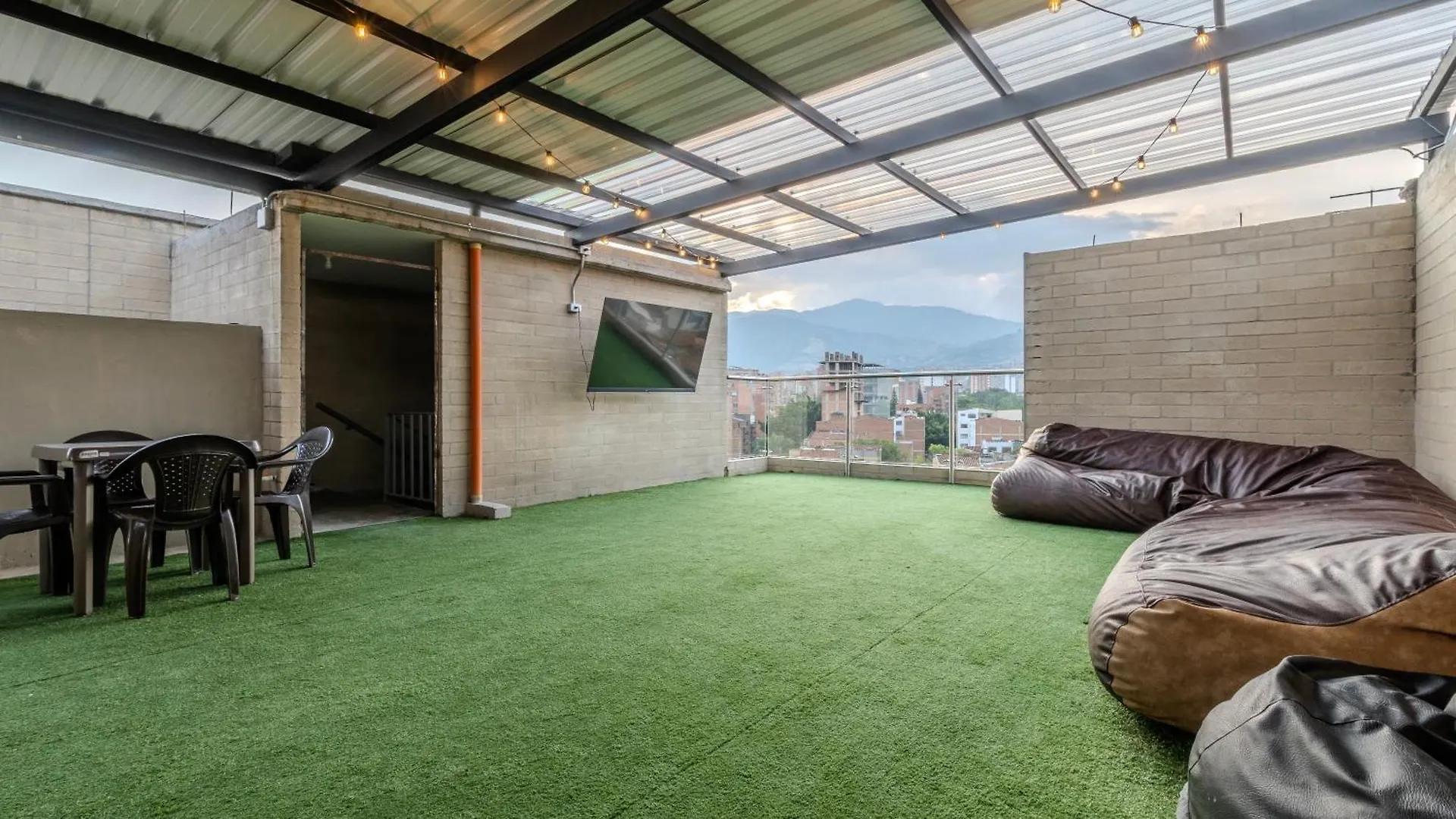 Apartamento En Laureles Con Piscina, Parqueadero 302 Medellín 0*,  Colombia