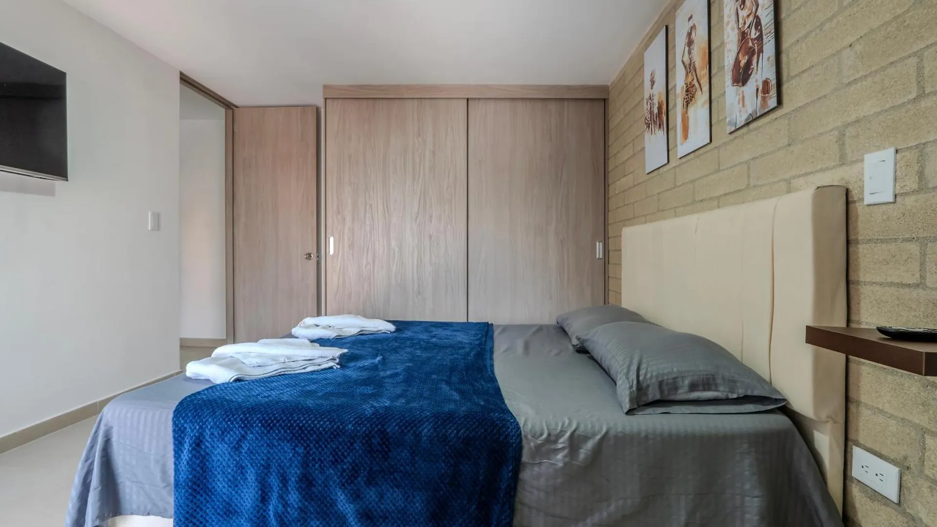Apartamento En Laureles Con Piscina, Parqueadero 302 Medellín