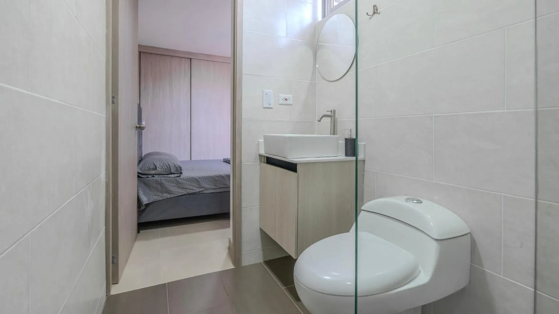 Apartamento En Laureles Con Piscina, Parqueadero 302 Medellin 0*,